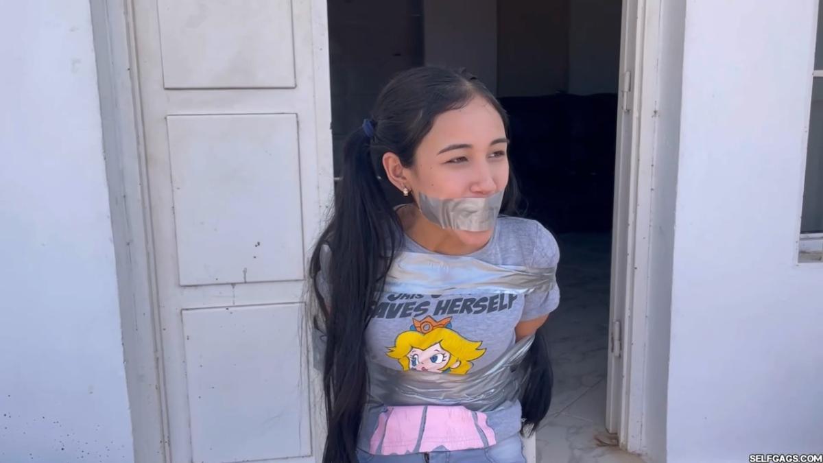 Bored-18-Year-Old-Wants-Sexy-Handyman-Bondage-Episode-1-Of-2-17