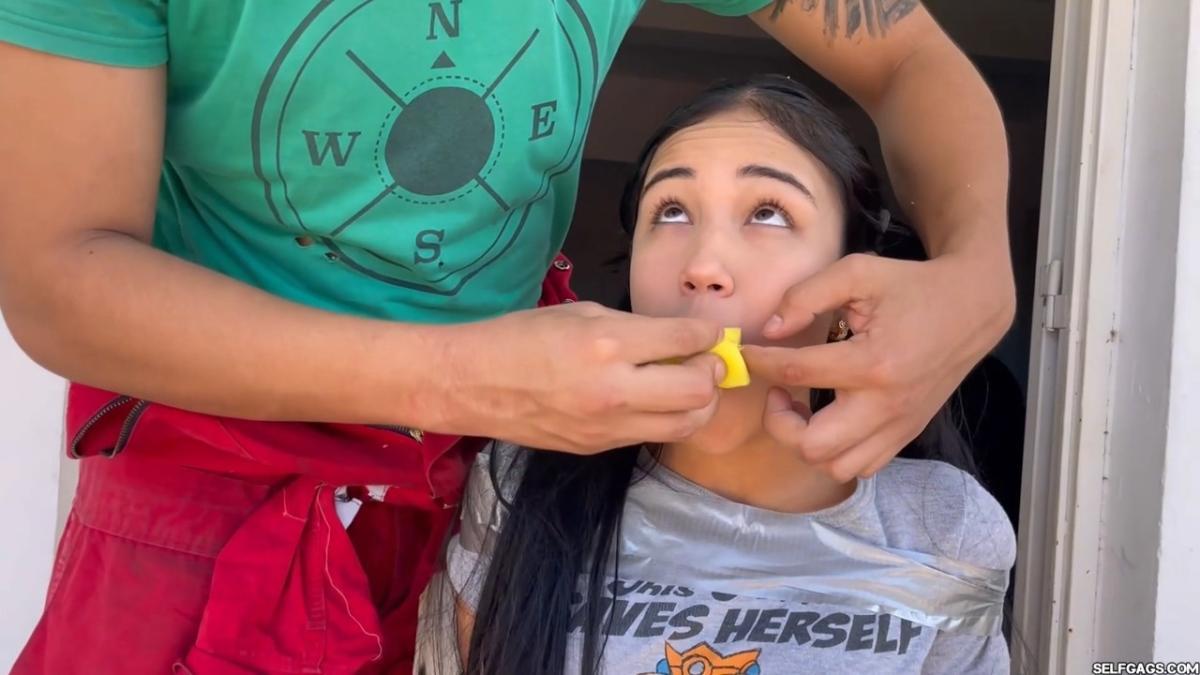 Bored-18-Year-Old-Wants-Sexy-Handyman-Bondage-Episode-1-Of-2-22