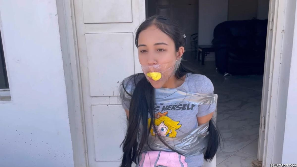 Bored-18-Year-Old-Wants-Sexy-Handyman-Bondage-Episode-1-Of-2-31