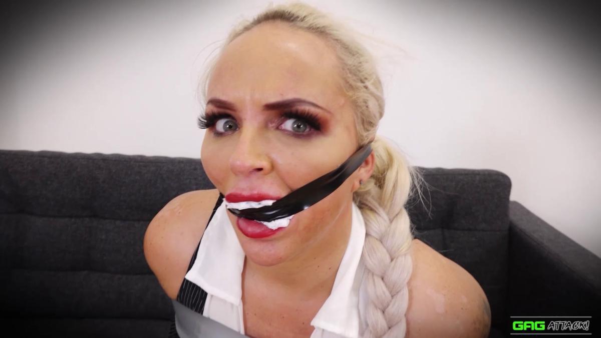 Female-Journalist-In-Bondage-9