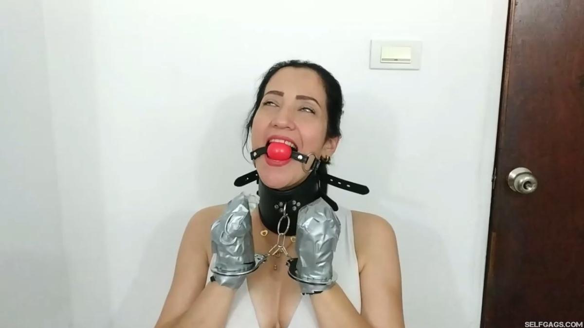Kinky mother tied up with her lesbian lover