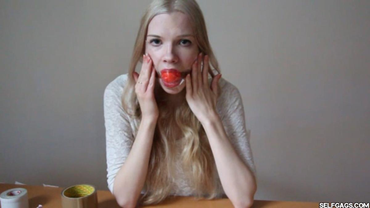 Scandinavian-Girl-Vanessa-Self-Gagged-15