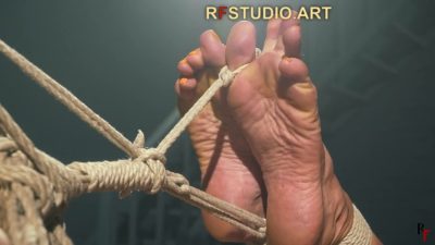 Close-up of Hayley's bare soles with a rope toe-tie