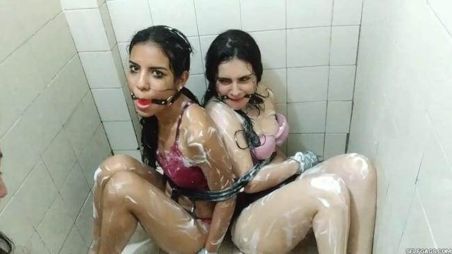Bondage-In-The-Shower-12