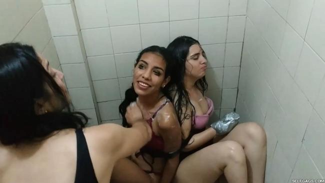 Bondage-In-The-Shower-5