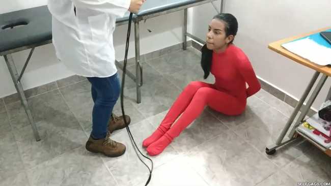 Female-patient-treated-with-bondage-by-doctor-5